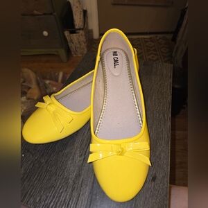 New No Call Yellow Flats Size 13w